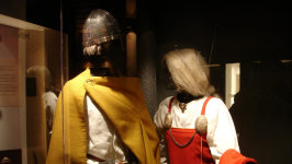 На конюшне можно увидеть экспонаты выставки, показывающие дрених жителей дома