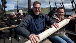 Одно из предлагаемых туристам развлечиний - хождение на драккаре под предводительством вождя