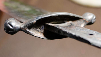 Сабельное перекрестье на мече