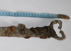 Скифский кинжал с изогнутым однолезвийным клинком и антенным навершием рукояти