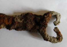 Скифский кинжал с изогнутым однолезвийным клинком и антенным навершием рукояти