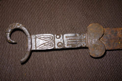 Скифский кинжал с изогнутым клинком и рукоятью в зверином стиле