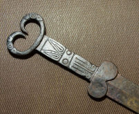 Скифский кинжал с рукоятью в зверином стиле и антенным навершием