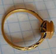 Позднесредневековый золотой перстень с глубокой чеканкой чернением и красным камнем