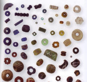 Стеклянные бусы из Sorte Muld