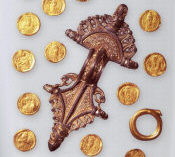 Серебряная позолоченная фибула и золотые слитки, солиды