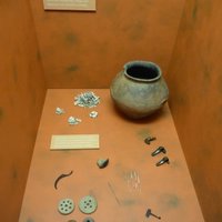 Горшок, фибулы, ткацкие принадлежности, швейная игла, крючок