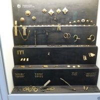 Металические детали снаряжения и украшения верхового коня III век н. э.