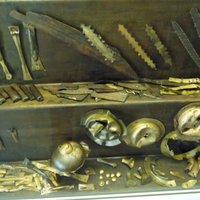 Умбоны, держаки, оковки по крам щитов