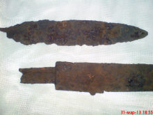 Нож и остатки сабли