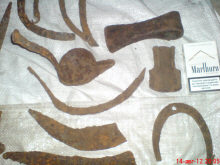 В центре лейка и топорик и тесло