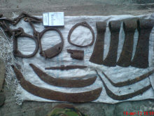 Кандалы, стремя, топоры, косы и серпы, ножик, наконечник сабельных ножен