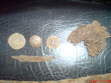 Медальон и пуговица периода конца царизма и сгусток кольчуги