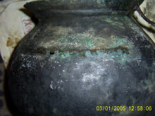 Медный котелок с железной ручкой