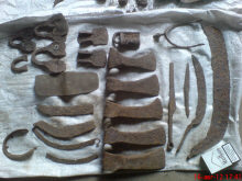 Железные дужки от котлов или ведер, тесла, неопределенные металлические предметы, обувная подкова, замок, топоры, шпора, ножи, серп, коса.