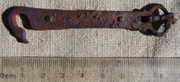 Элемент тула или налучья, так называемый:« колчанный крюк»