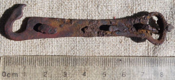 Элемент тула или налучья, так называемый:« колчанный крюк»