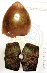 Рис. 4. Передняя часть шлкма со следами окислов от налобной пастины. Рис. 5. Две детали, образующие основание навершия шлема