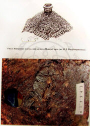 Рис. 6. Навершие шлема, найденное в Новом Сарае (по М. Д. Полубояриновой). Рис. 7. Внутренняя поверхность шлема с прикипевшими остатками кожаных деталей ткани.