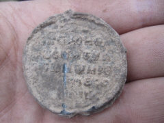 Греческая благожелательная надпись в пять строк, в переводе: Господи, помоги рабу своему Георгию