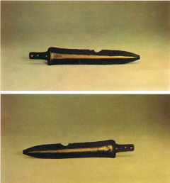 Кинжал. 2 тыс. до н. э. Серебро с золотой инкрустацией. Длина 27,4 см. Лицевая и оборотам стороны.