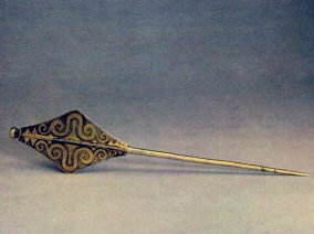 Булавка. Поздний бронзовый век. Серебро с золотой инкрустацией.