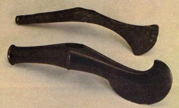 Бронзовый и каменный топоры, поздний бронзовый век