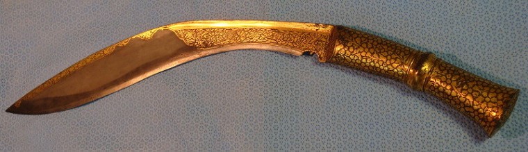 кукри, украшенный золотым кофтгари