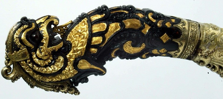 Навершие ножа в виде головы дракона