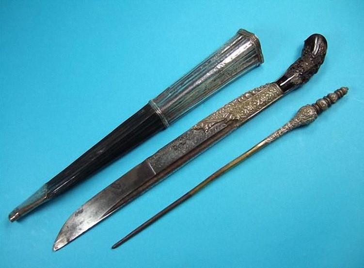 нож и стилус