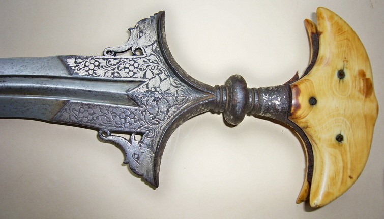 Чиланум с навершием с костяными накладками