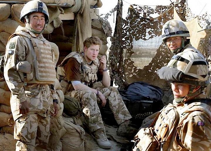 Принц Гарри во время своей службы в Афганистане в компании гуркохов