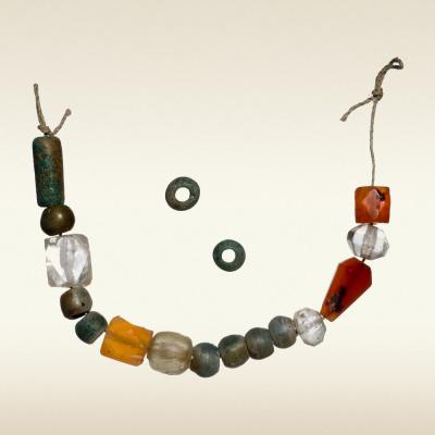 Низка бус, из инвентаря женского погребения в Киеве, X век