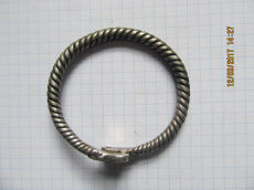 Древнерусский серебряный псевдовитой браслет с фигурными расширениями на кончиках, украшенными чернью.