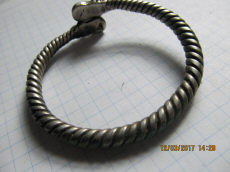 Древнерусский серебряный псевдовитой браслет с фигурными расширениями на кончиках, украшенными чернью.