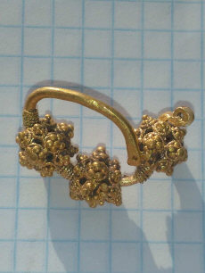 Трехбусинное височное кольцо, золото, филигрань, зернь. 12-13 век