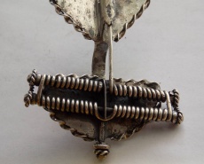 Двупластинчатая фибула с двойной пружиной. Период поздней Римской империи