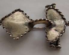 Двупластинчатая фибула с двойной пружиной. Период поздней Римской империи