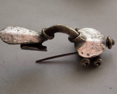 Серебряная двупластинчатая фибула. Период поздней Римской империи