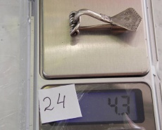 Позднеримская P-образная фибула с орнаментом на пластине иглопри'мника