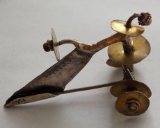 «Чудовищная» фибула, украшеная позолочеными дисками