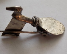 Фибула с головой зверя на иглоприёмнике