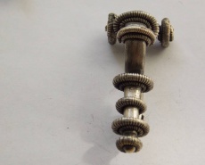 P-образная фибула, с кольцевом декором