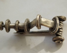 P-образная фибула, III-V век н. э. с кольцевым декором