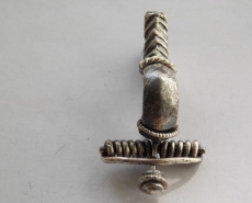 Древнеримская фибула с удлиненным иглоприёмником