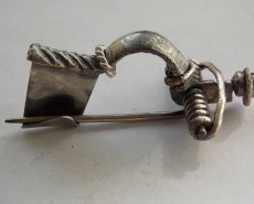 Древнеримская фибула с удлиненным иглоприёмником