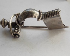 Древнеримская фибула с удлиненным иглоприёмником