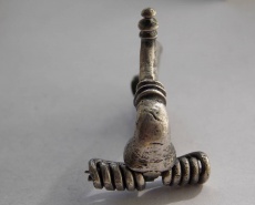 Позднеримская фибула с удлиненным иглоприёмником