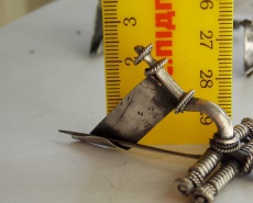 Фибула с кольцевым декором, удлиненным иглоприёмником, и двойным штифтом под пружину