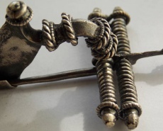 Фибула позднеримского времени с кольцевым декором, двойной пружиной и удлиненным иглоприёмником IV век н. э.